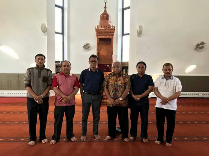 Gubernur Irwan Prayitno Shalat di Mesjid Tertua di Canada