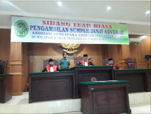 Ketua Pengadilan Tinggi Sumbar Ambil Sumpah Advokat APSI