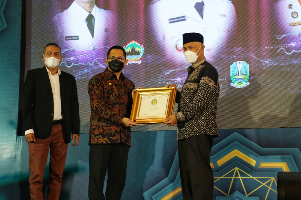 Gubernur Sumbar Terima Anugerah Adinata Syariah 2022 Atas Komitmen Pertumbuhan Keuangan Mikro Syariah