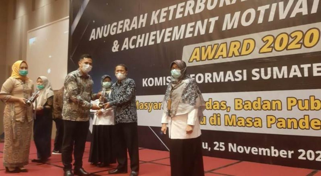 Sekretariat DPRD Sumbar Terima Anugerah Keterbukaan Informasi 2020