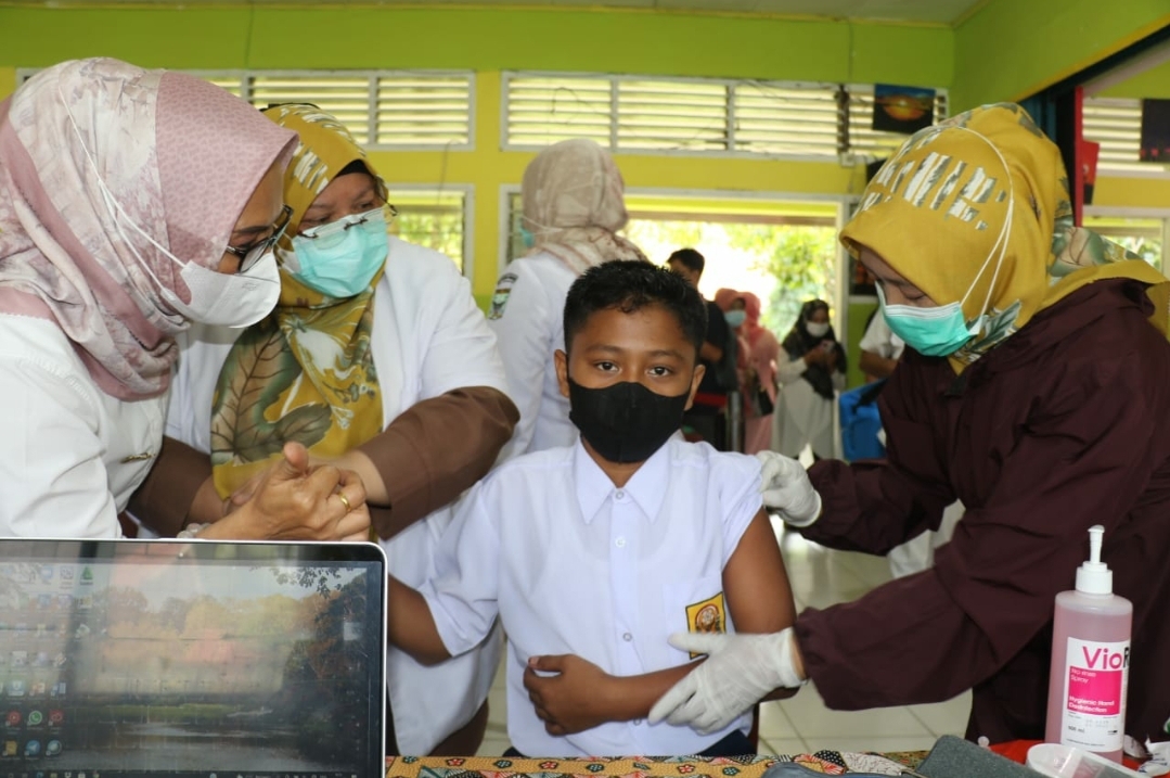 Siswa SMP dan SMA Batang Anai Padang Pariaman Divaksin Covid-19, Beragam Reaksinya