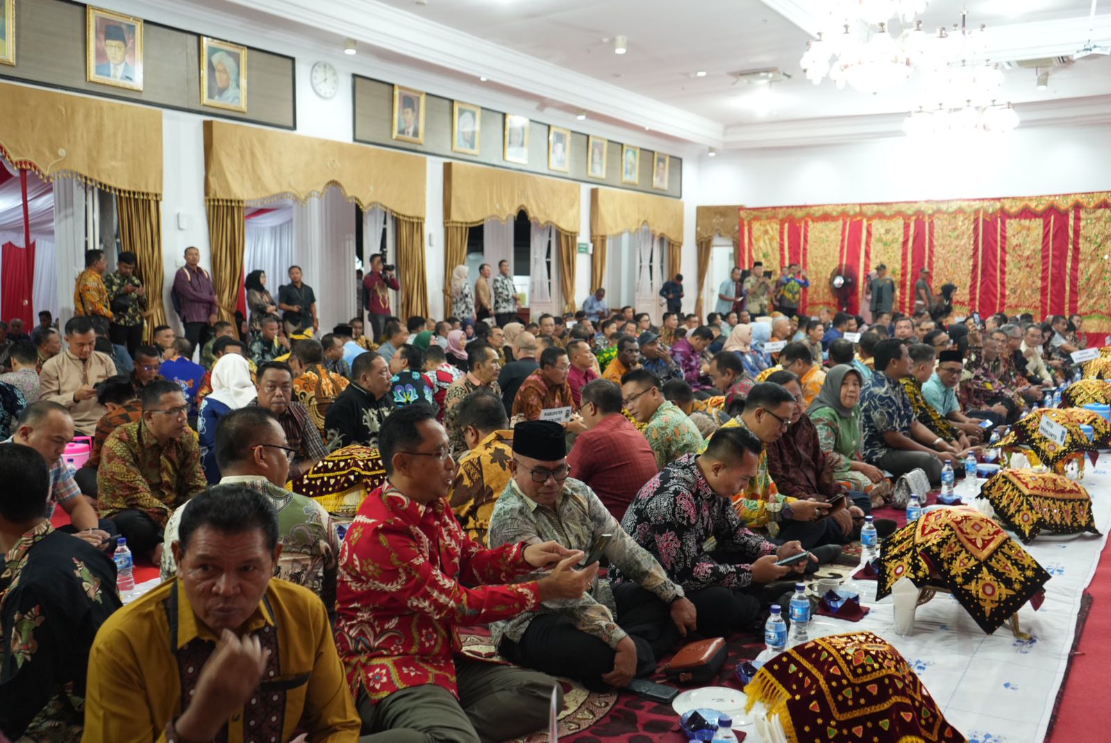 Gubernur Sumbar Jamu Mendagri dan Peserta HUT Satpol PP dan Satlinmas Nasional Makan Bajamba