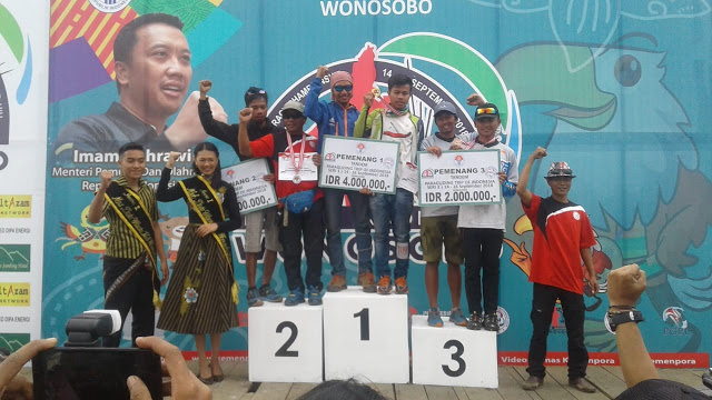 PARALAYANG SUMBAR RAIH 2 EMAS 1 PERAK DI PARAGLIDING TRIP OF INDONESIA