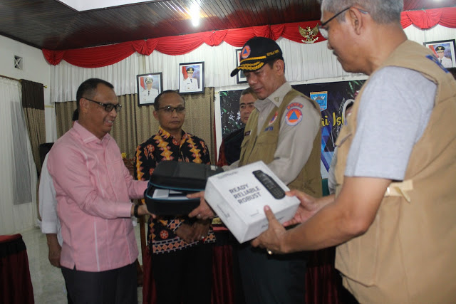 BNPB Serahkan Bantuan Alat Komunikasi Satelit Kepada Mentawai