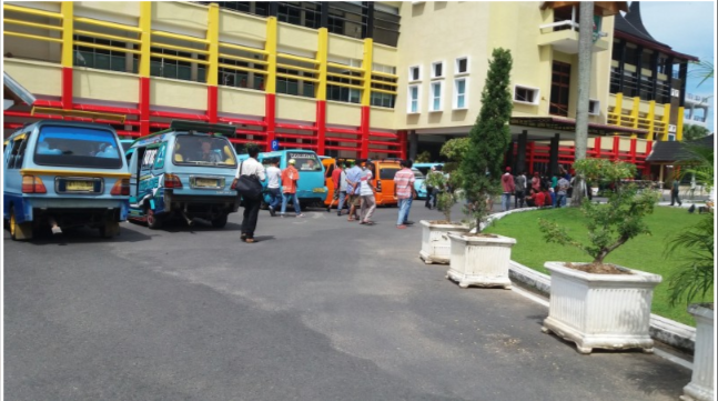 Aksi Mogok Massal Angkot di Padang, Penumpang Terlantar 