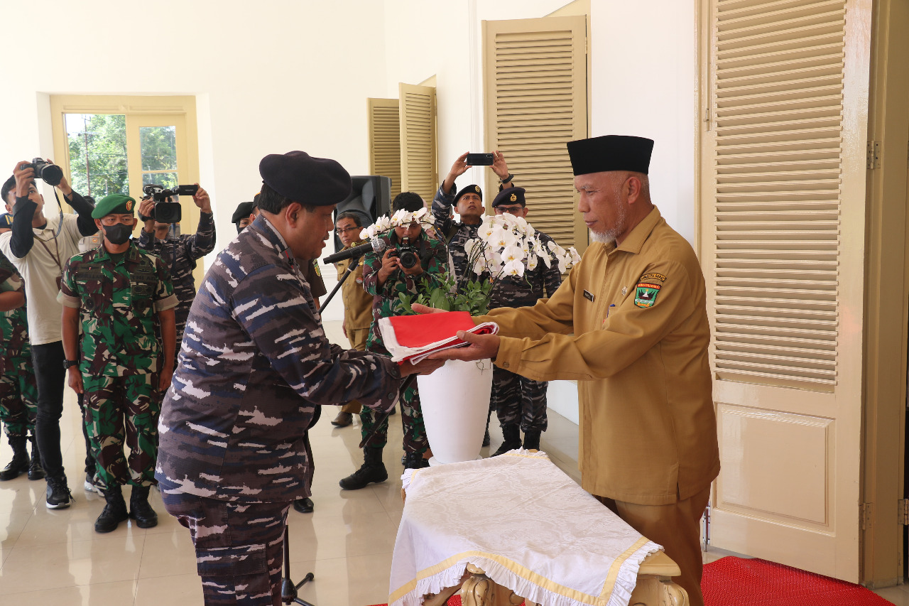 Gubernur Sumbar Serahkan Bendera Untuk Dikibarkan di Dasar Laut Kawasan Mandeh