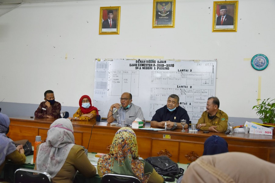 Tanggapi Persoalan Zonasi PPDB . Ketua DPRD Sumbar Monitor SMA 1 Kota Padang