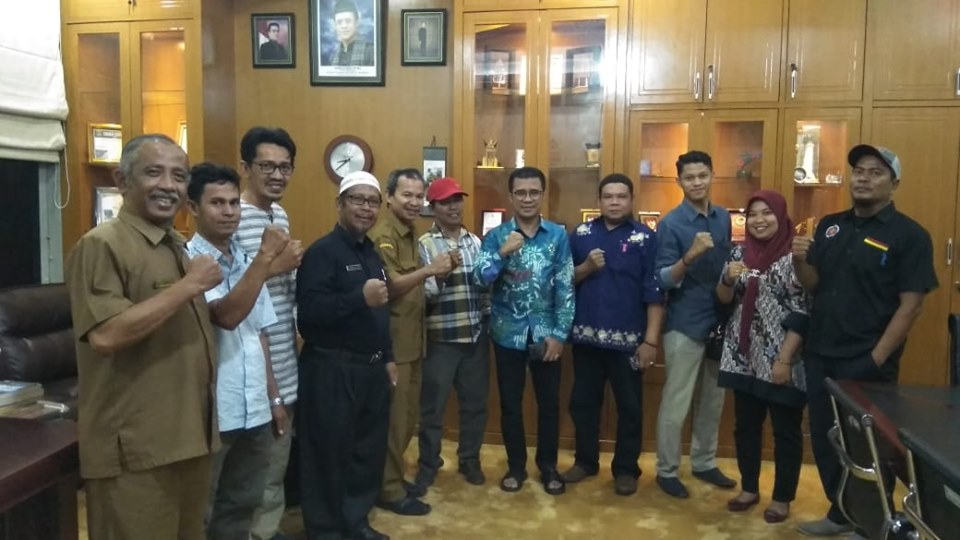 Kadisdik Sumbar Hobi Melukis, Ikut Ramaikan HUT SMKN 4 Padang