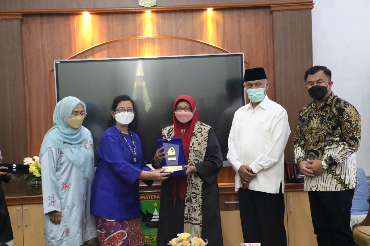 Bundo Kanduang Raudha Taib Terima Penghargaan Tokoh Masyarakat Adat dari Kemendikbudristek