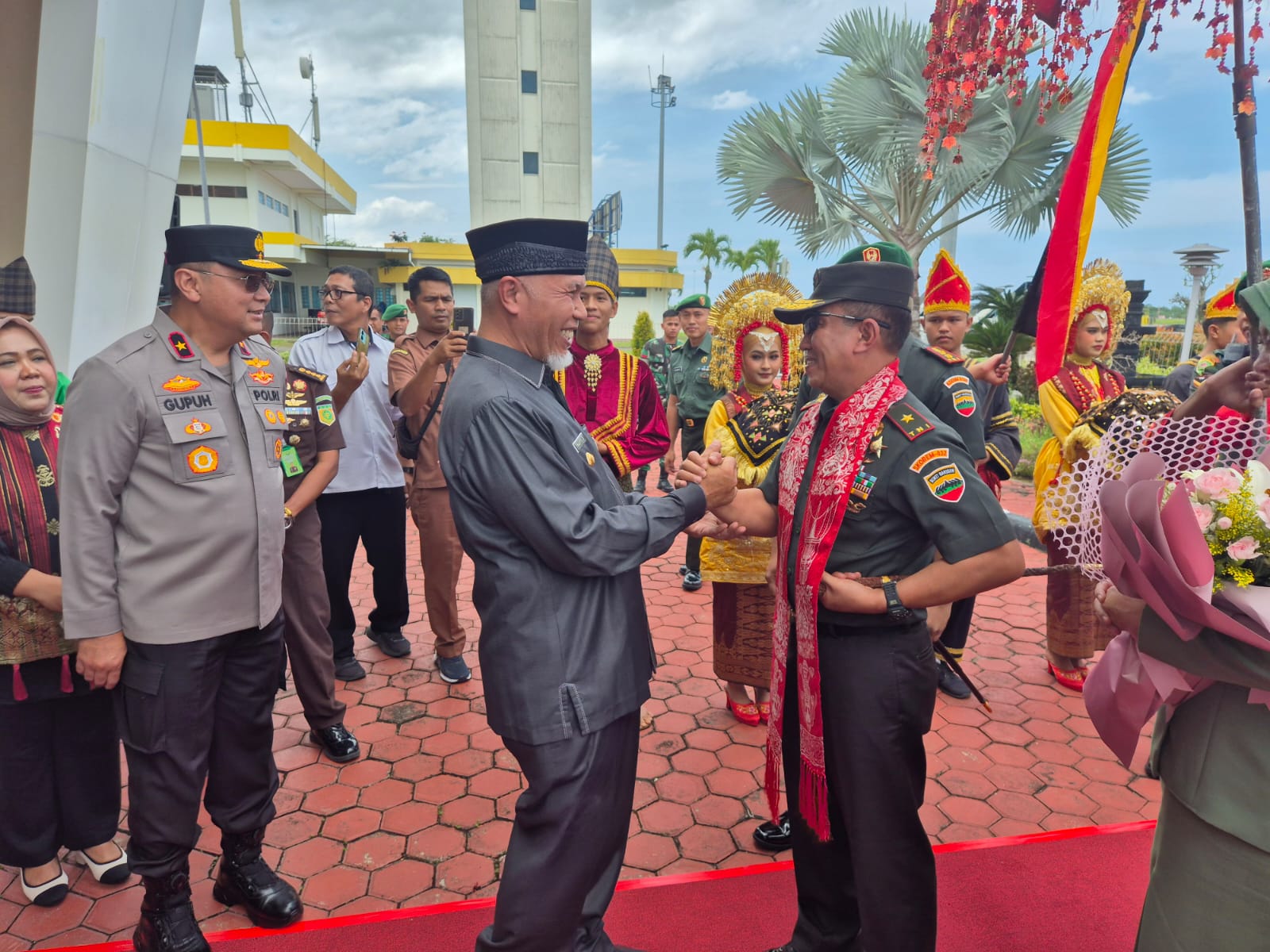 Gubernur Mahyeldi Sambut Kedatangan Danrem 032/Wirabraja yang Baru di VIP BIM
