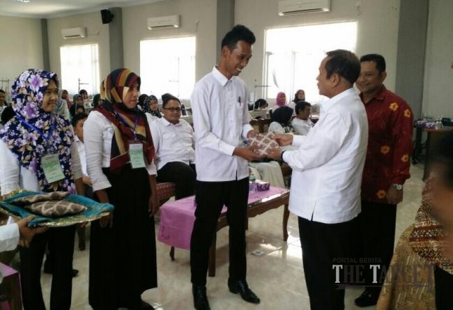 Pelatihan Bordir Ditutup, Bupati Yuswir Beri Hadiah Buat Tiga Terbaik