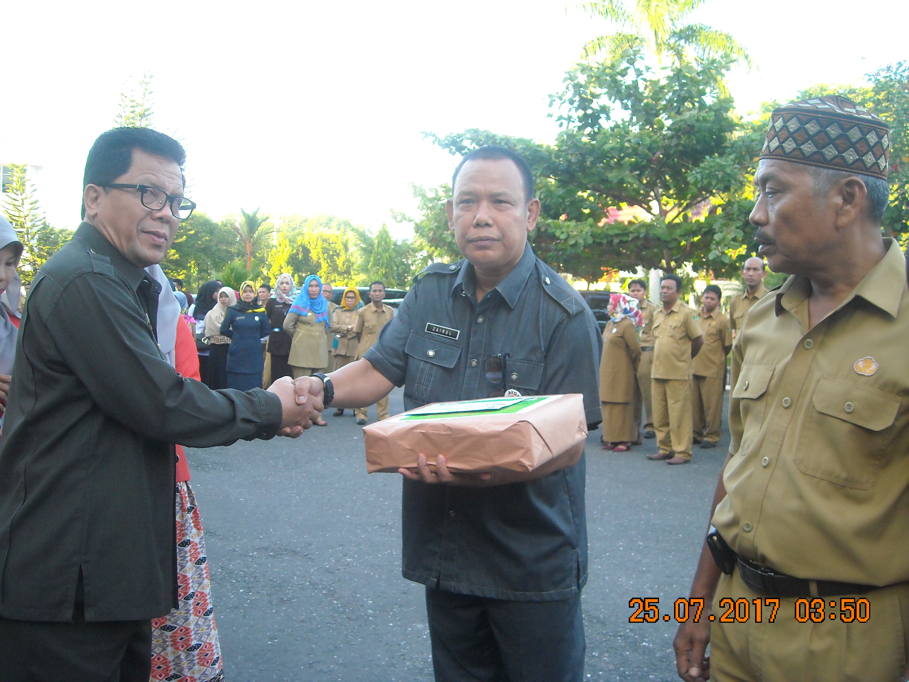 SEBELAS JCH  ANGGOTA KP-RI DISDIK SUMBAR TERIMA BANTUAN SOSIAL