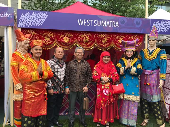 Kerajinan Sumbar Tampil Di Indonesian Weekend And Join Business