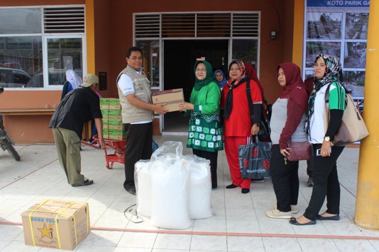 Selain Obat-Obatan, Dinas Kesehatan Provinsi Sumatera Barat Juga Beri Bantuan Makanan dan Beras Kepada Korban Bencana Banjir Nagari Pakan Rabaa Tengah Kabupaten Solok Selatan