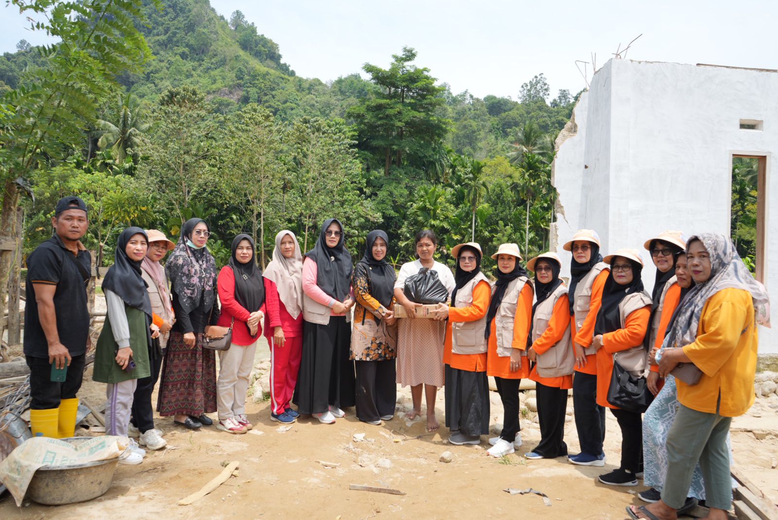 Tinjau Titik Lokasi Banjir Bandang Pessel, Ketua dan Pengurus DWP Sumbar Serahkan Bantuan