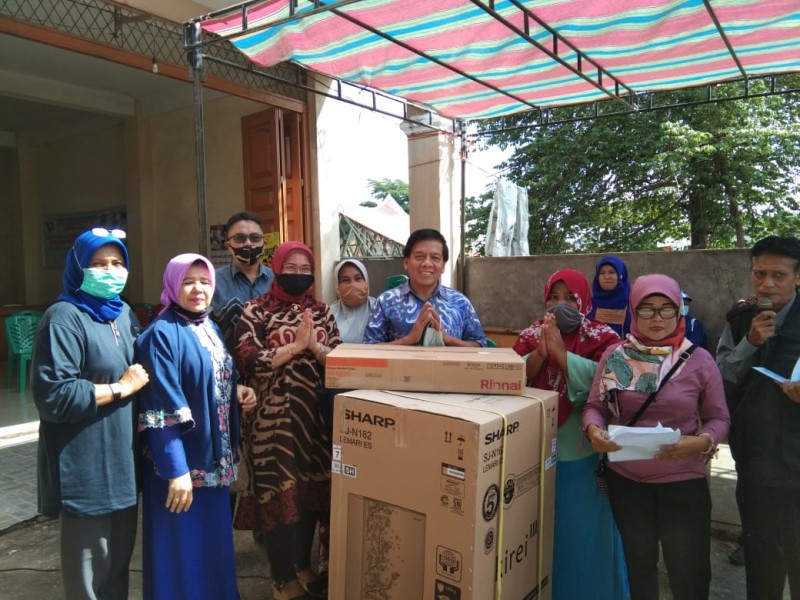 Bagikan Bantuan WRSE. Suwirpen Harapkan Penerima Jadi Pengusaha