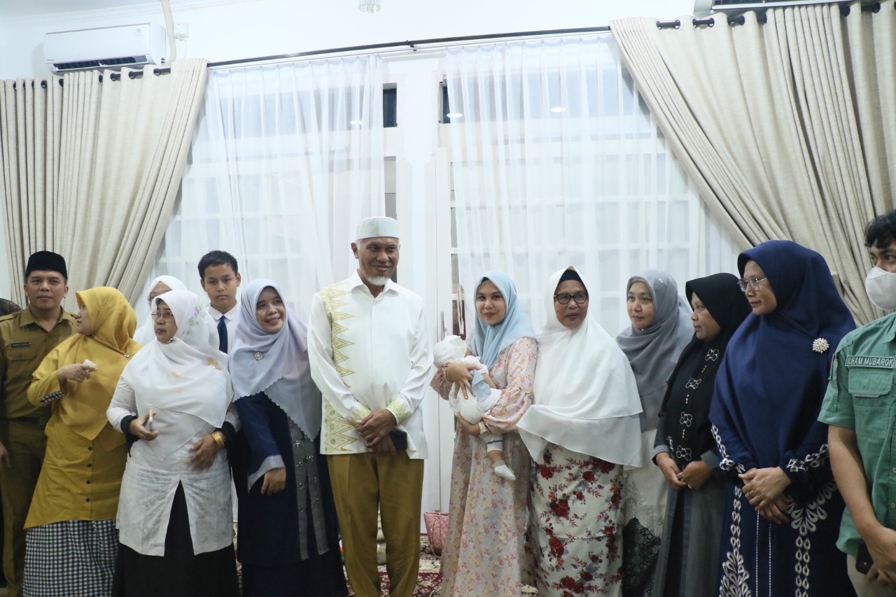 Peringati Kepergian Ibunda Sekda Hansastri, Gubernur dan Wagub Sumbar Takziah ke Rumah Dinas Sekda