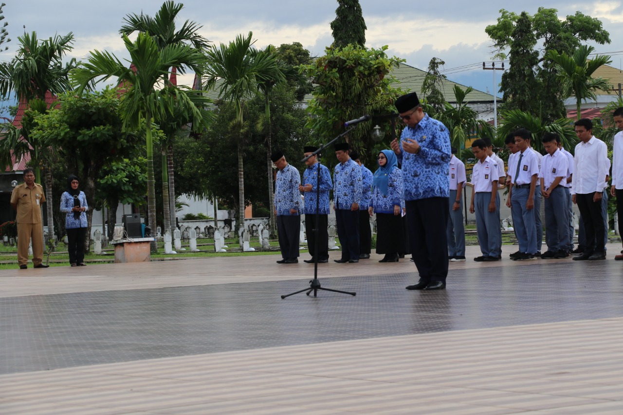 Pemprov Sumbar Tabur Bunga di Taman Makam Pahlawan Padang
