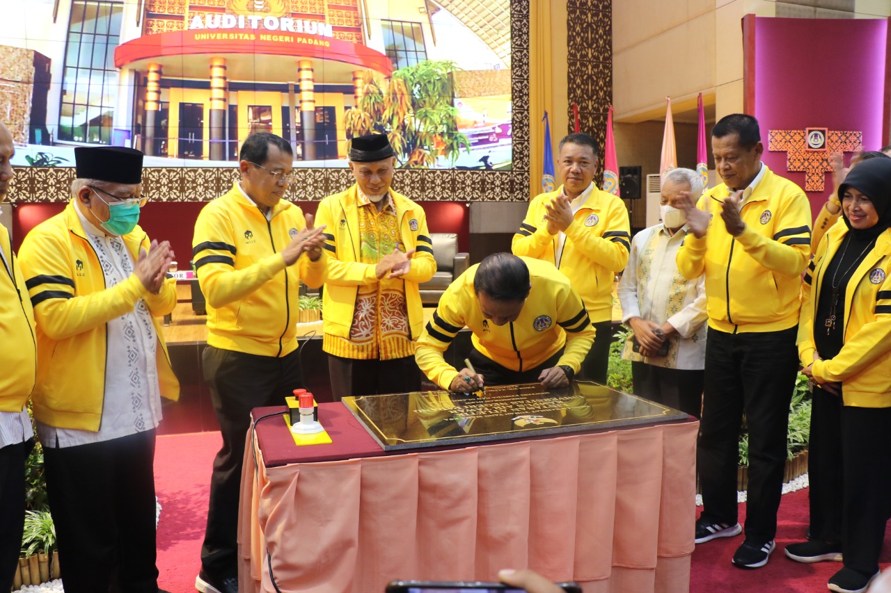 Gubernur Sumbar Dampingi Menpora Resmikan Lapangan Atletik Standar  Nasional Pertama di Luar Jawa