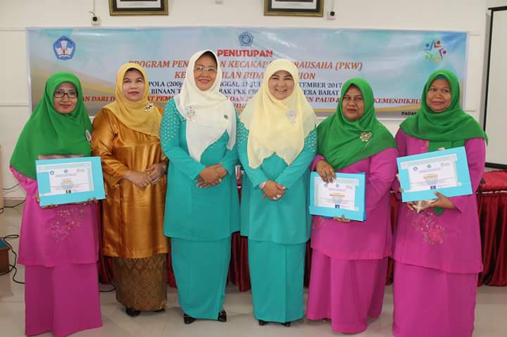 PENUTUPAN PROGRAM PENDIDIKAN KECAKAPAN WIRAUSAHA OLEH KETUA TP-PKK PROV.SUMBAR