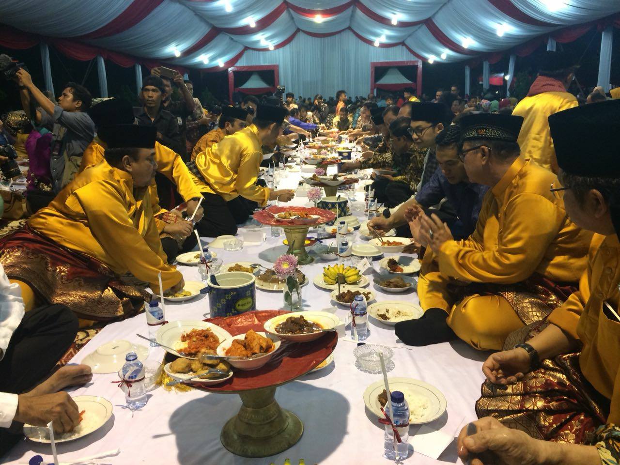 Wagub Nasrul Abit : Makan Bajamba Tanda Orang Minang Bermufakat