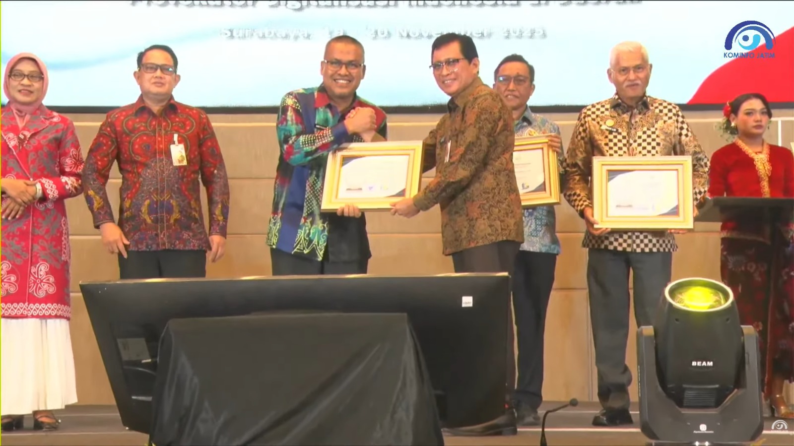 Sekda Sumbar Raih ADLGA 2025 Kategori Vision, Bukti Komitmen Percepatan Transformasi Digital