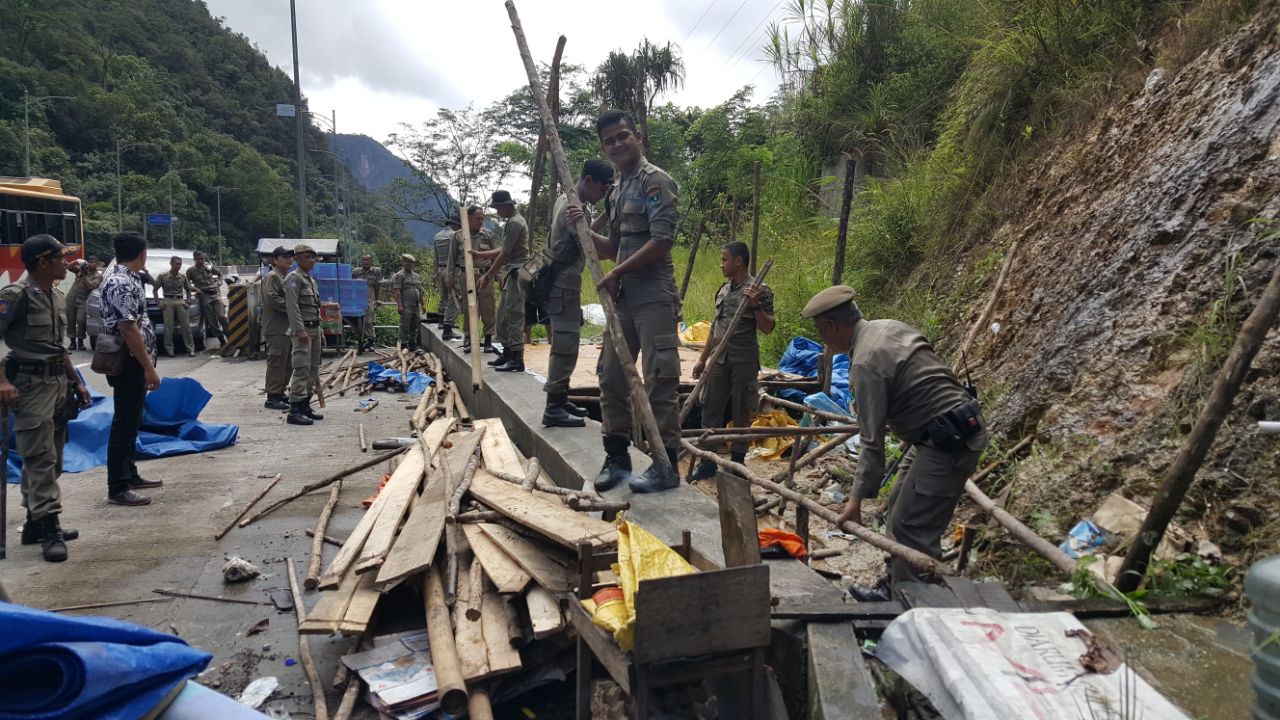 Penertiban Pedagang Kaki Lima (PKL) dan Bangunan Liar di Jembatan Layang Kelok 9