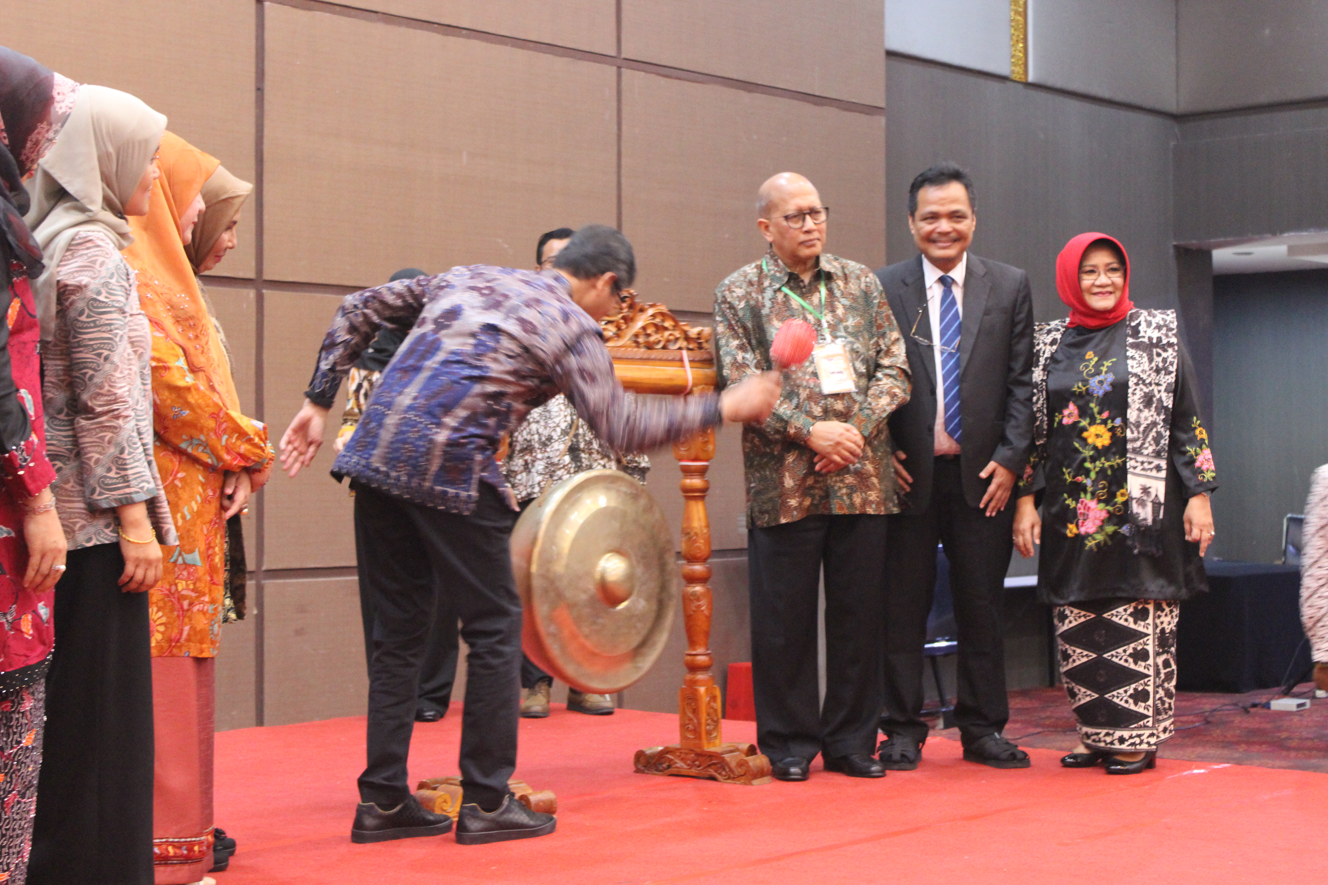 Pemukul gong pada kegiatan simposium dokter dan awam dalam rangka peringatan Hari Kanker Sedunia