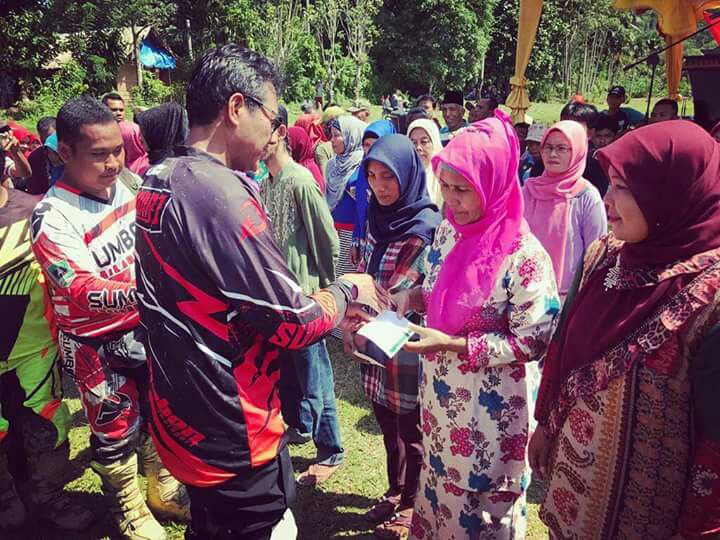 Gubernur Irwan Prayitno Serahkan Bantuan BAZNAS Prov. Sumbar di Pessel