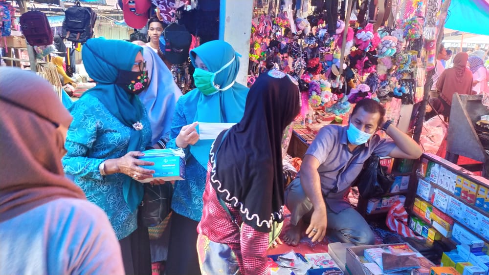 HUT RI, Tim Penggerak PKK Pasaman Bagikan Ribuan Masker
