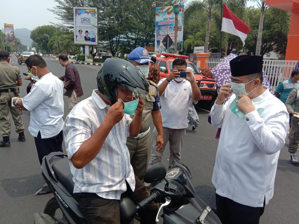 Asap Menebal, Pemprov Sumbar Bagikan Masker
