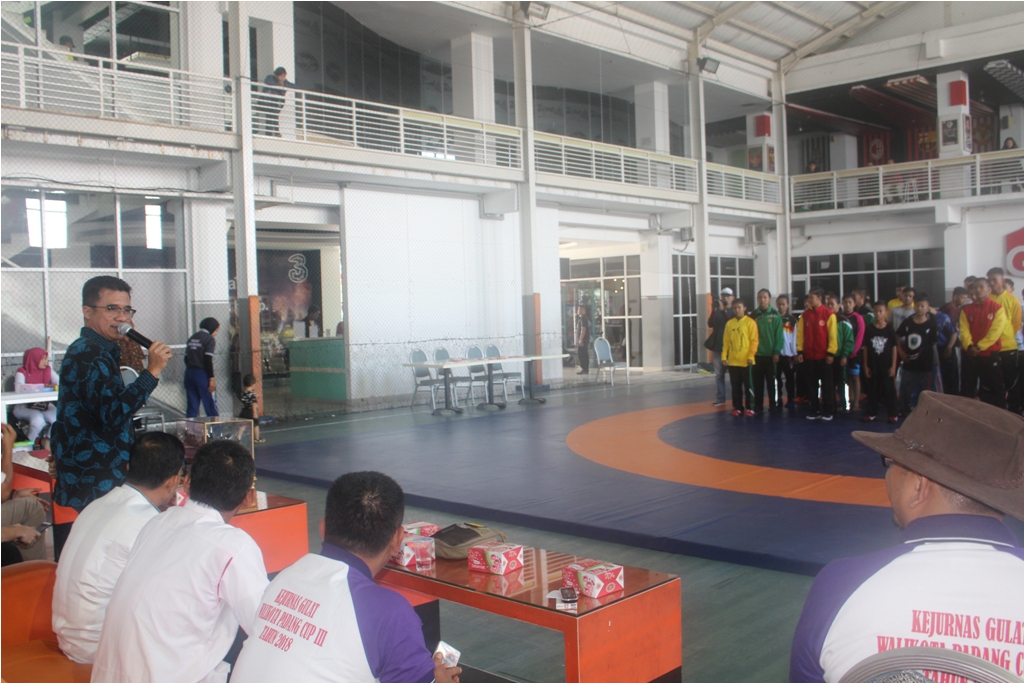 GUBERNUR DIWAKILI KADISPORA SUMBAR TABUH KEJURNAS GULAT 