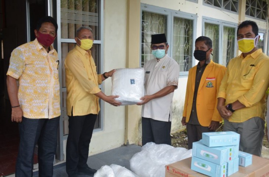 Lazuardi Erman Serahkan Bantuan APD ke GTPP Covid-19 Agam