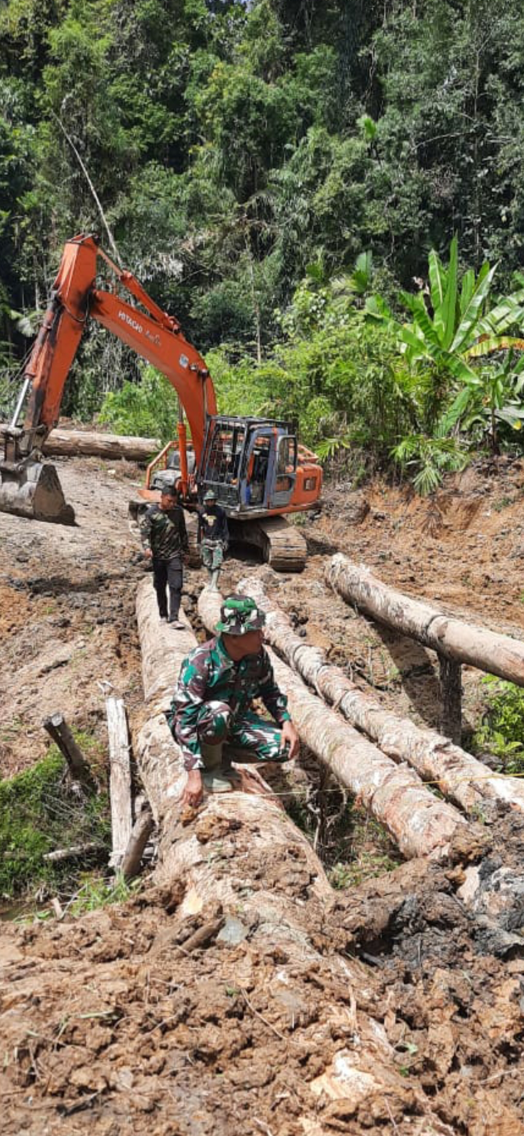 Kodim 0319/Mentawai Berjibaku Tembus Hutan Sipora