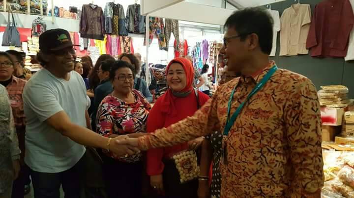 Gubernur Mengunjungi Stand Pameran UMKM Sumbar