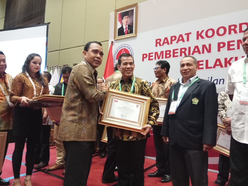 KONI SUMBAR RAIH PENGHARGAAN  KATEGORI KONI BERPRESTASI 2018