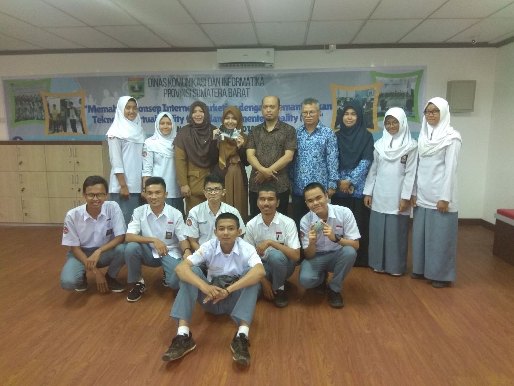 Melatih pelajar memanfaatkan Teknologi Virtual Reality (VR) dan Augmented Reality (AR) untuk Internet Marketing