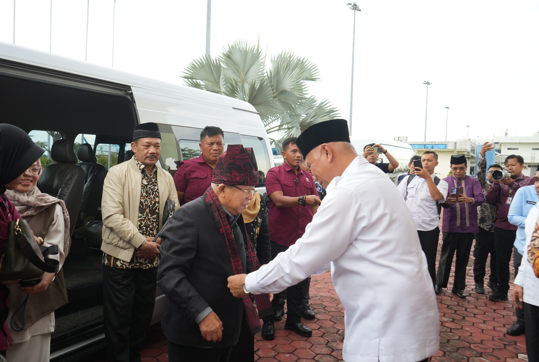 Gubernur Sumbar Sambut Kedatangan Ma’ruf Amin di VIP Bandara Internasional Minangkabau