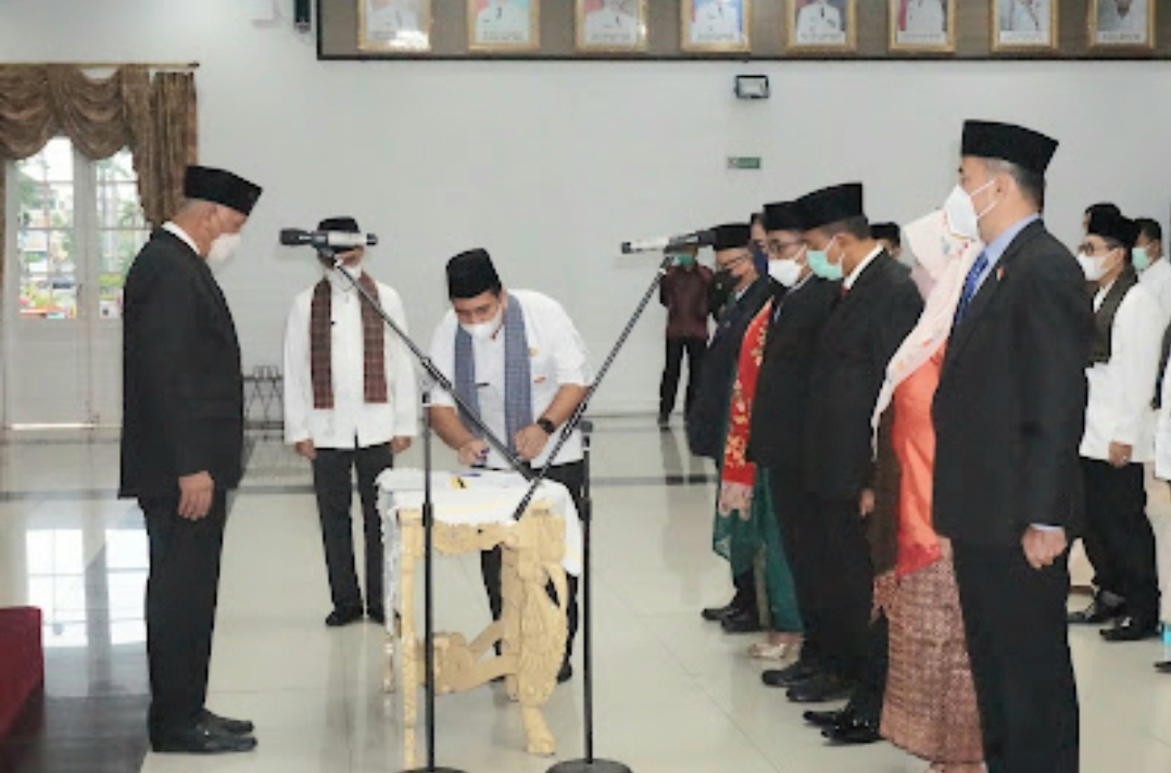 Gubernur Mahyeldi Lantik Enam Pejabat Pimpinan Tinggi Pratama