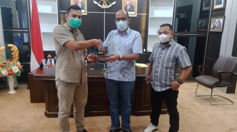 Dinilai Transparan, Ketua DPRD Sumbar Dihadiahi AMP
