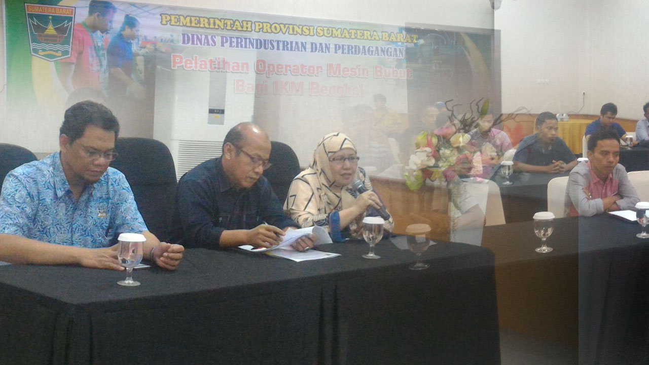 DISPERINDAG SUMBAR MENGADAKAN PELATIHAN OPERATOR MESIN BUBUT BAGI IKM BENGKEL