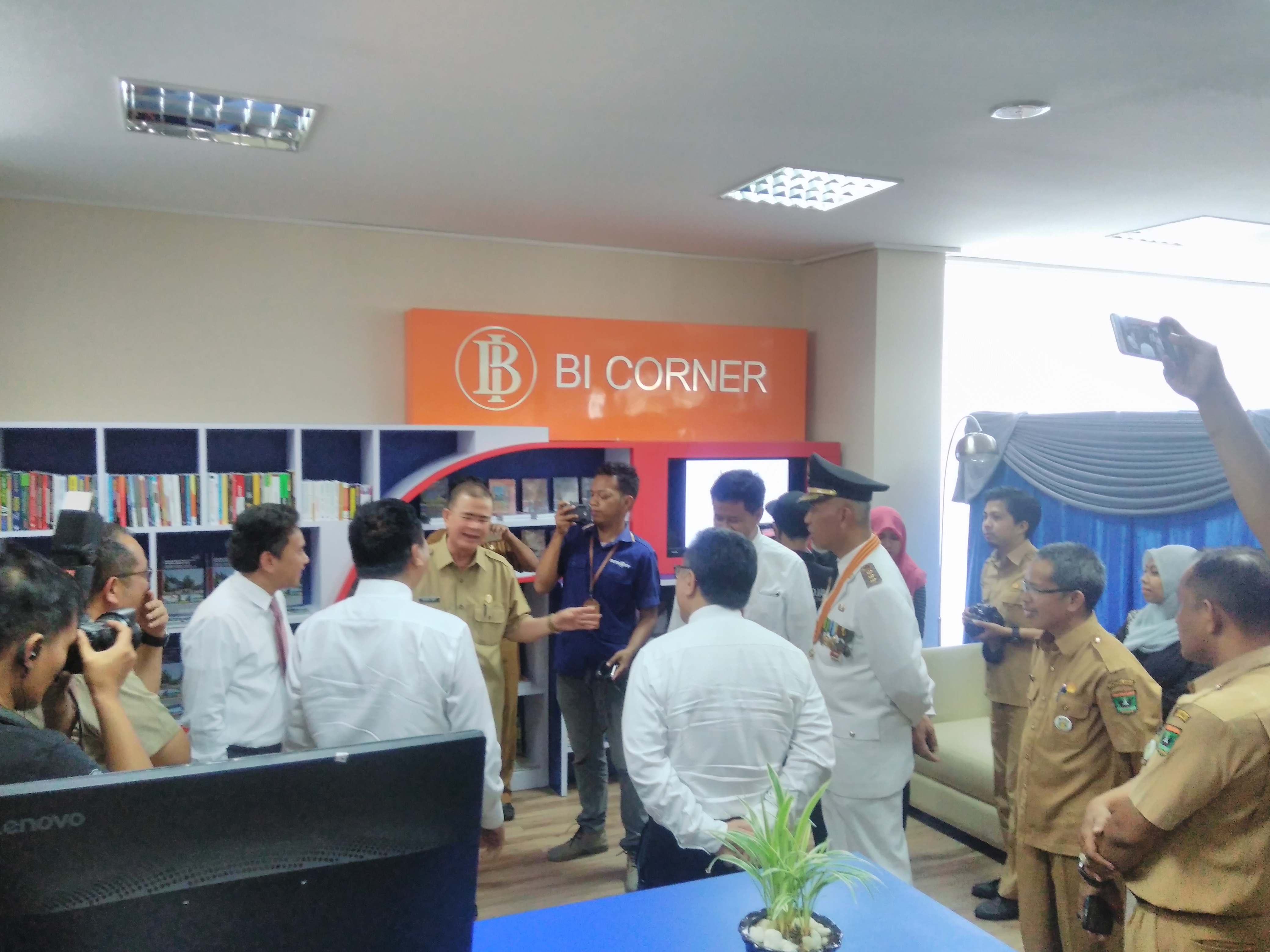 Deputi Gubernur Senior Bank Indonesia Resmikan Pojok Baca di Perpustakaan Sumbar