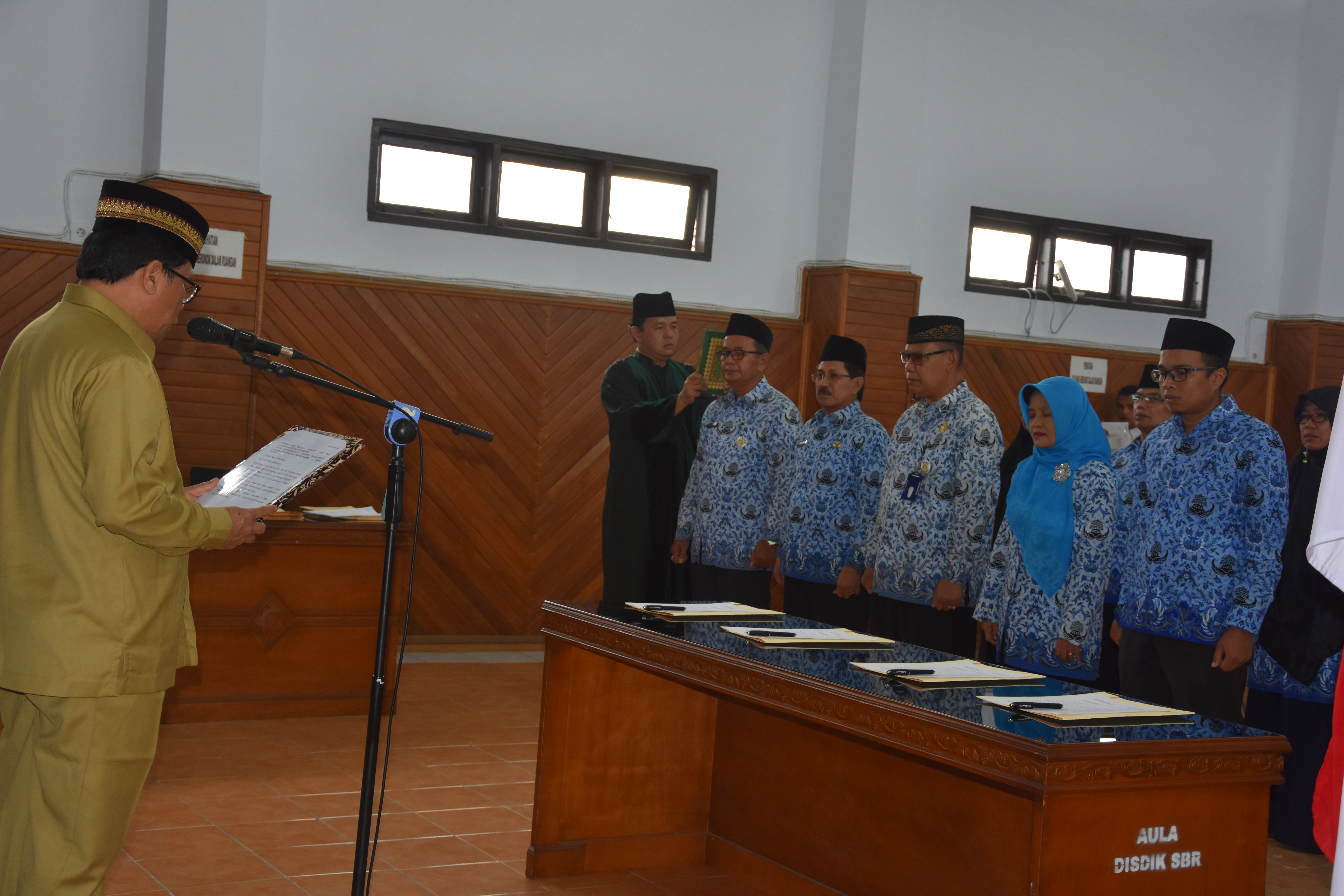 KADISDIK LANTIK 4 PEJABAT STRUKTURAL DAN 25 GURU 