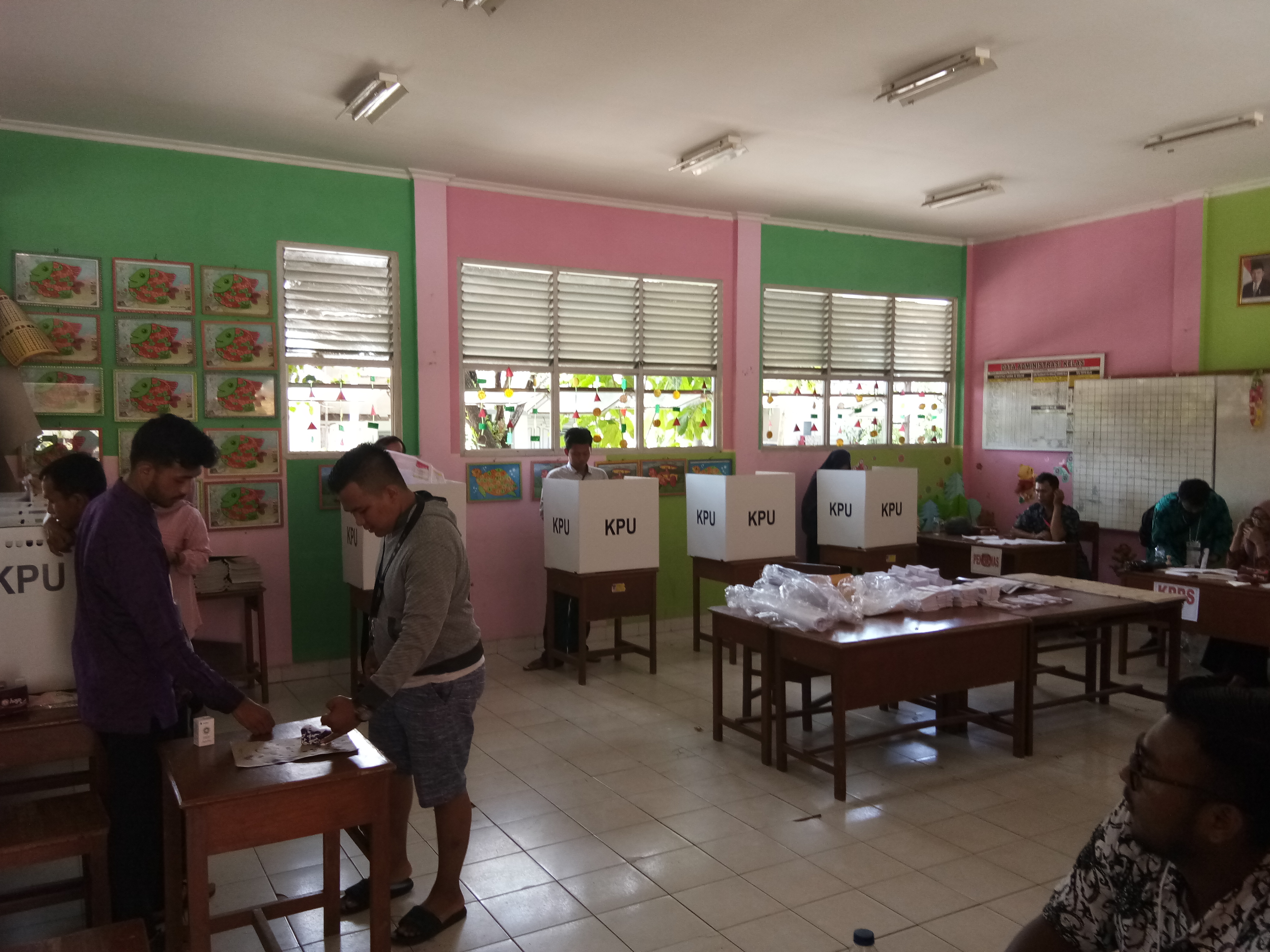 Gunakan Hak Pilihnya, Masyarakat Kota Padang Datangi TPS