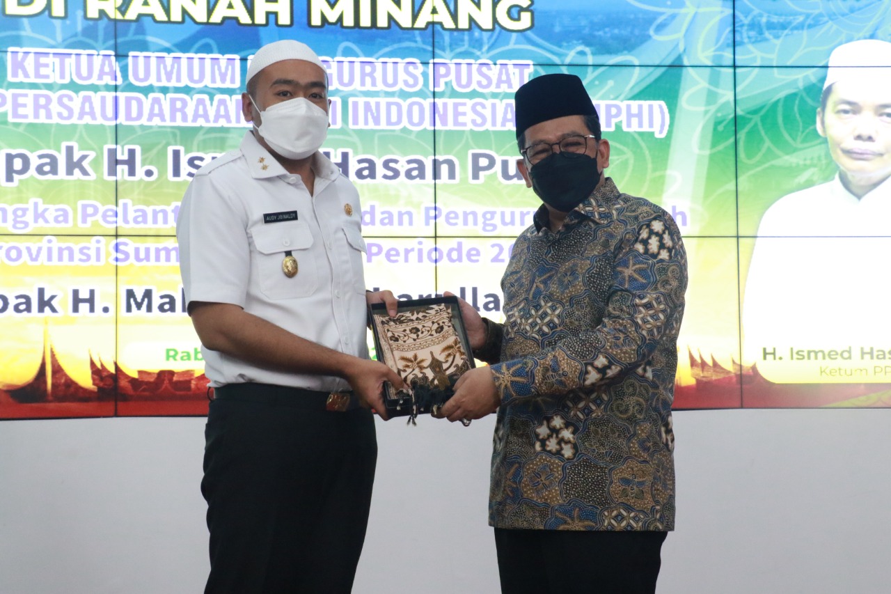 Diketuai Buya Mahyeldi, Wakil Menteri Agama Lantik IPHI Sumbar