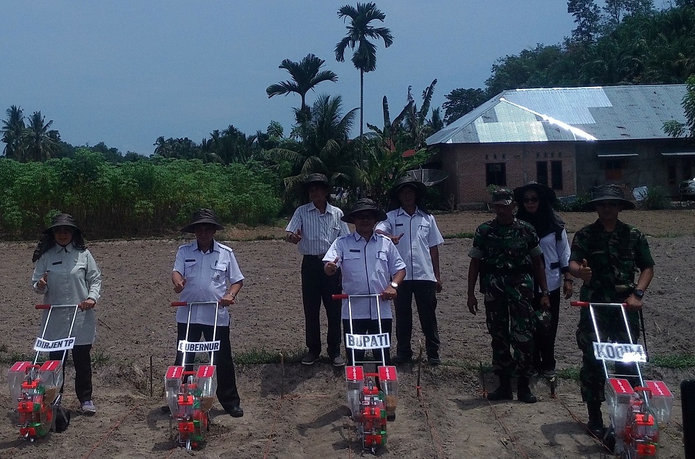 Tanam Perdana Kedelai di Kabupaten Sejuta Pesona