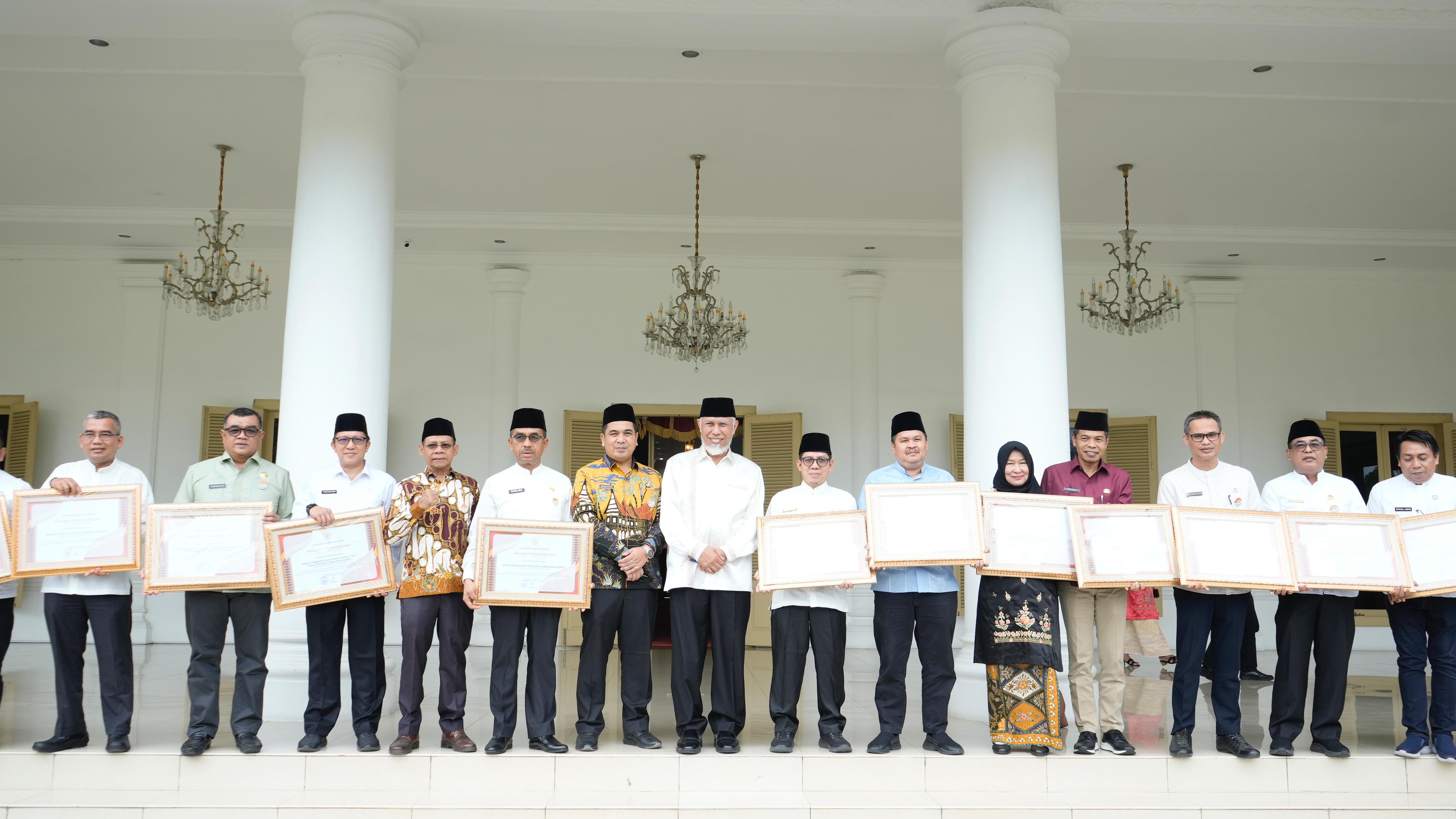 Diskominfotik bersama 13 OPD Sumbar Raih Penghargaan Penerapan SPM 2024, Cerminan Layanan Publik Berkualitas