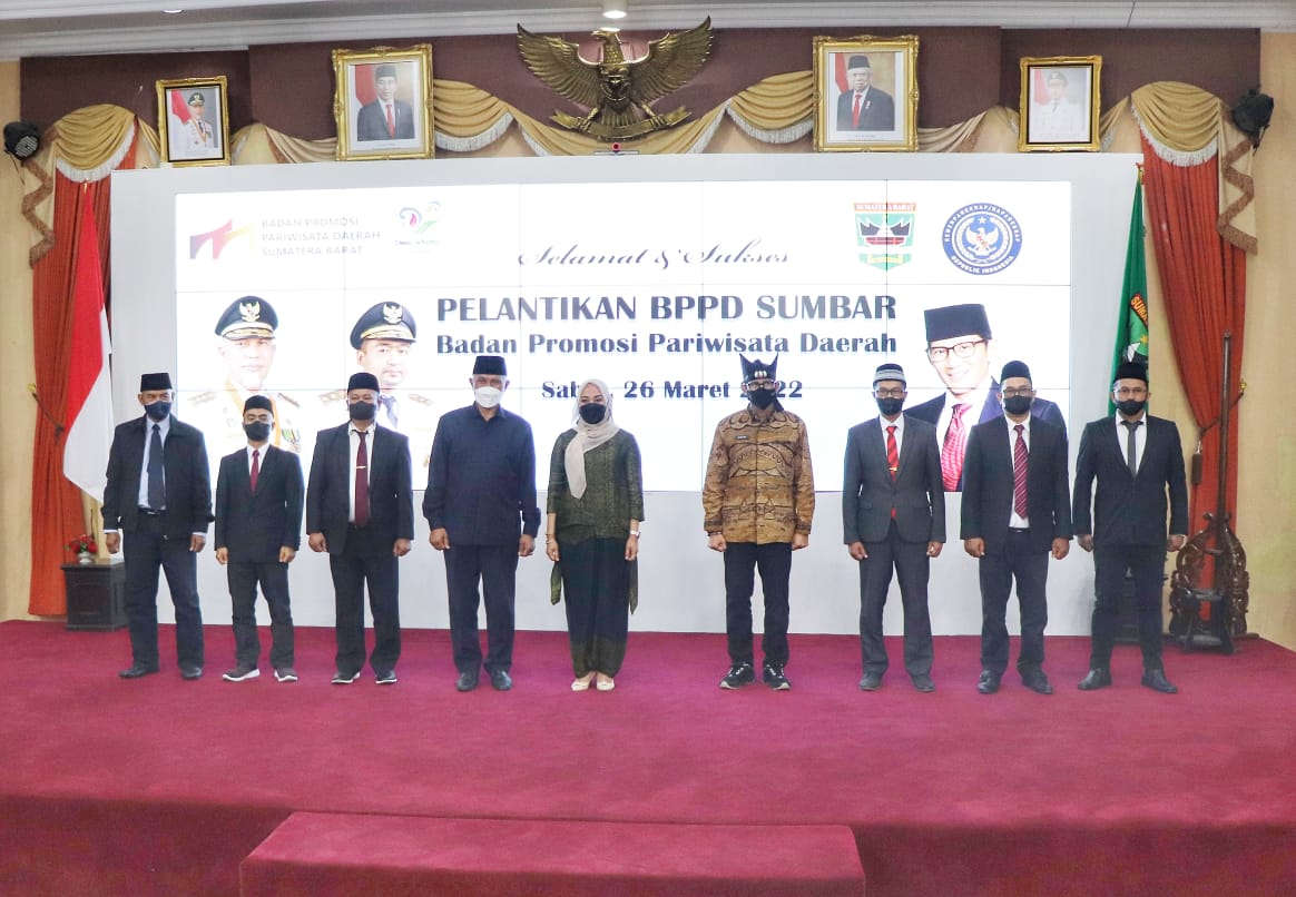 Gubernur Mahyeldi Lantik Tim 9 Unsur Penentu BPPD Sumbar, Sandiaga: Sumbar Tuan Rumah World Islamic Trade Forum 2023