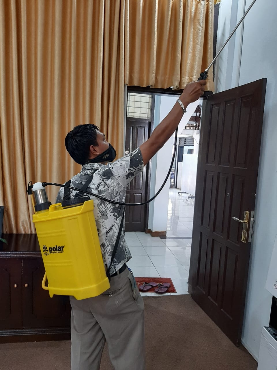 MEMUTUS VIRUS CORONA DI LINGKUNAN KERJA
