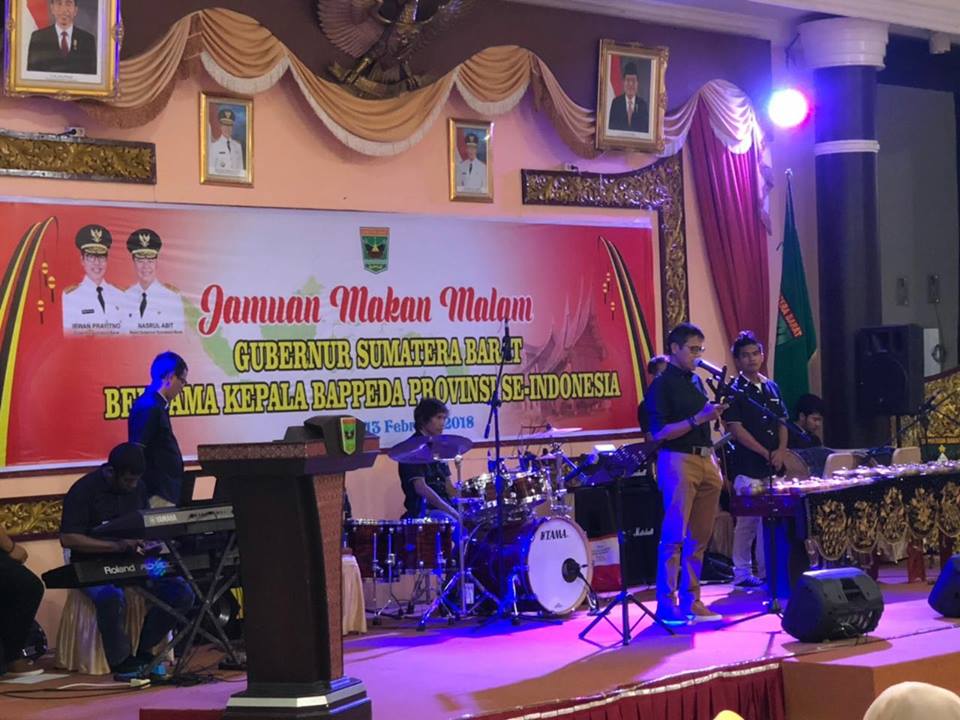 Jamuan Makan Malam, Gubernur Irwan Prayitno Hibur Para Kepala Bappeda se-Indonesia